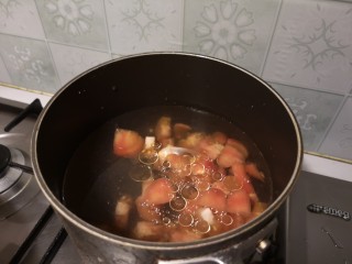 9、番茄肉圆汤,锅内烧开水，下入番茄丁。