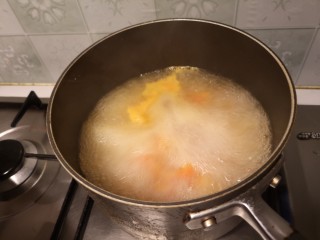 10、番茄肉圆汤,盖上锅盖儿煮十分钟。