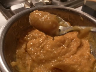 11、番茄肉圆汤,下入肉丸儿。