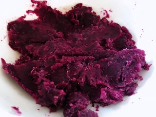 1、饺子皮紫薯饼,紫薯去皮切成块儿，上锅蒸熟，