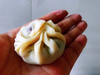 4、饺子皮紫薯饼,像包包子一样包起来。