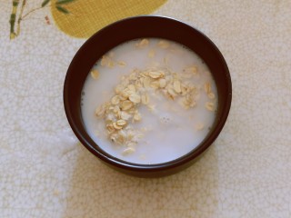 4、紫薯芝麻饼,倒入熟麦片里