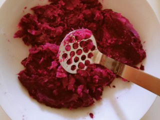 7、紫薯芝麻饼,去皮 用碾压器将紫薯碾压成泥