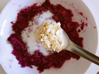 9、紫薯芝麻饼,倒入泡好的麦片