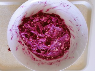 10、紫薯芝麻饼,搅拌均匀