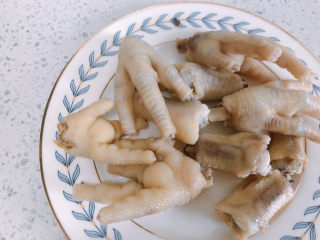 5、虎皮鸡爪,捞出鸡爪并清洗干净，沥干水分。