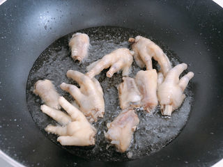 6、虎皮鸡爪,锅内热油，放入鸡爪进行油炸。