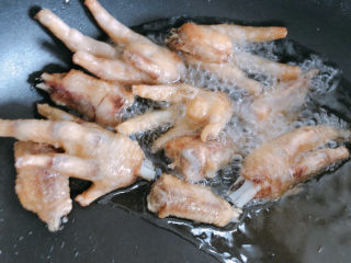 7、虎皮鸡爪,炸到颜色变黄。