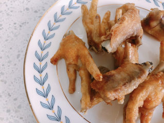 8、虎皮鸡爪,如图所示就可以捞出了。