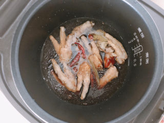 12、虎皮鸡爪,加入香料，生抽，料酒，蚝油。