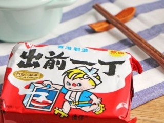 1、金城武泡面,准备好材料，一袋泡面（推荐用出前一丁），少许麻油，少许葱花