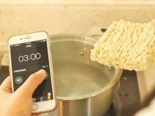 2、金城武泡面,我们先将水烧开，再放入面饼，计时三分钟（注意掐好时间）