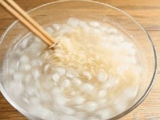 3、金城武泡面,三分钟过后，我们先将面捞出来，过凉水，如果是夏天最好是过冰水