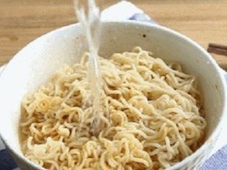 5、金城武泡面,然后我们再倒入适量开水，刚刚淹没到面条就可以（八分满），然后再等待三分钟（注意时间）
