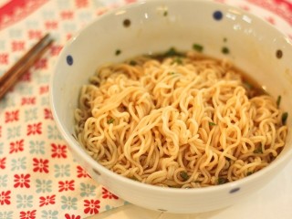 6、金城武泡面,等待三分钟之后，我们就可以立马开吃了，面的口感是对味蕾的极大冲击，但味道取决你的调料