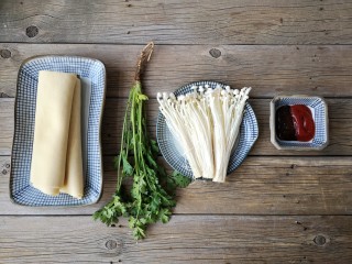 1、豆皮金针菇卷,准备食材。