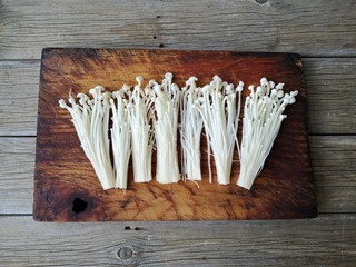 2、豆皮金针菇卷,金针菇洗净去根。