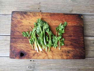 3、豆皮金针菇卷,香菜洗净去根切成长度和金针菇差不多的段。