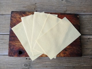 4、豆皮金针菇卷,豆皮洗净切大小合适的块。