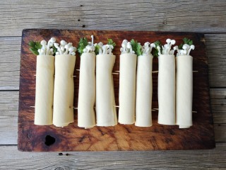 8、豆皮金针菇卷,用同样的方法包好所有的食材。