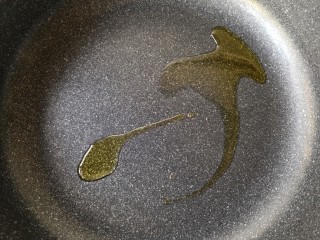 9、豆皮金针菇卷,平底锅中适量油烧热。