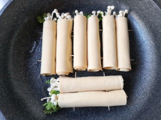 10、豆皮金针菇卷,放入包好的豆皮金针菇卷。