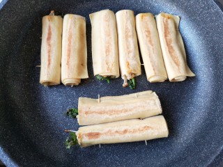 11、豆皮金针菇卷,中小火煎至两面金黄焦脆。（注意翻面）