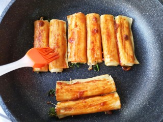 12、豆皮金针菇卷,然后刷上自己喜欢的酱料，再煎一下。
