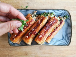 13、豆皮金针菇卷,根据个人口味撒上芝麻，孜然粉，辣椒粉和香菜碎即可。