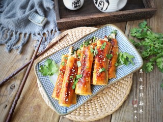 14、豆皮金针菇卷,装盘上桌。