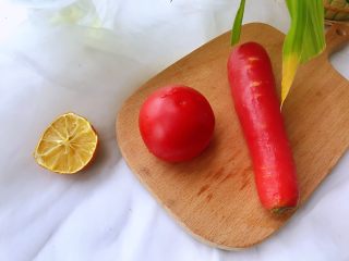 1、胡萝卜西红柿汁,食材。