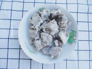 3、酱裹排骨,捞出排骨装盘待用