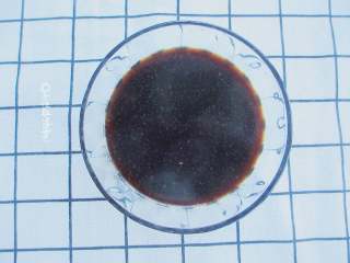 4、酱裹排骨,一汤匙韩式甜辣酱、一汤匙生抽、半汤匙老抽、一汤匙白糖、一汤匙蚝油，3汤匙水搅拌均匀