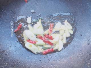 5、酱裹排骨,锅中放油烧热,爆香葱姜,干辣椒