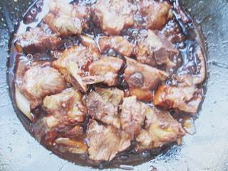 8、酱裹排骨,大火煮开后,加盖转小火焖,开盖转大火收浓汤汁,撒上芝麻即可