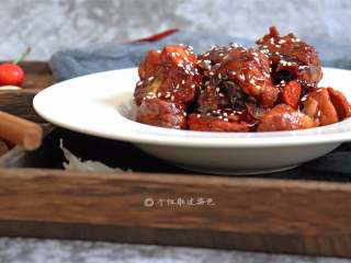 11、酱裹排骨,做好的排骨肉质香嫩，色泽金红，入口层次丰富，吃完一块还想再吃第二块。