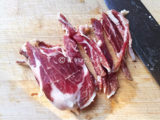 2、爆炒黄瓜苗火腿丝,火腿片切丝。