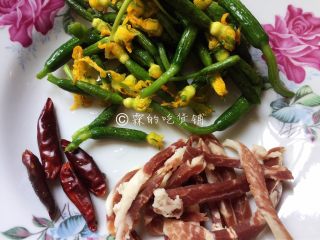 3、爆炒黄瓜苗火腿丝,干辣椒也冲洗一下，材料就准备好了。