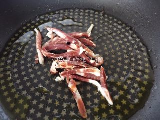 4、爆炒黄瓜苗火腿丝,起油锅，先把火腿丝放入。