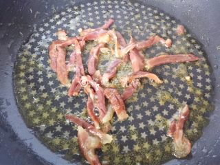 5、爆炒黄瓜苗火腿丝,彻底煸炒出香味后，盛出，底油留着。