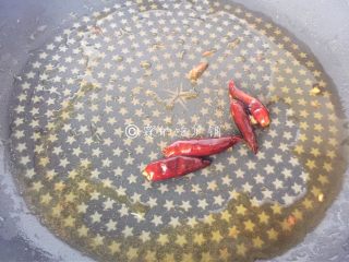 6、爆炒黄瓜苗火腿丝,然后把干辣椒放入，煸炒。