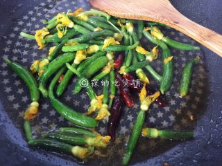 7、爆炒黄瓜苗火腿丝,接着倒入沥干水分的黄瓜苗，翻炒片刻。