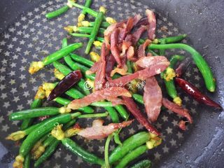 8、爆炒黄瓜苗火腿丝,最后把煸好的火腿丝倒入。