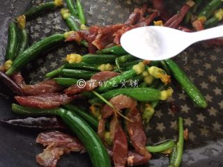 9、爆炒黄瓜苗火腿丝,根据自己的口味、根据火腿片的咸度，加适量的盐。