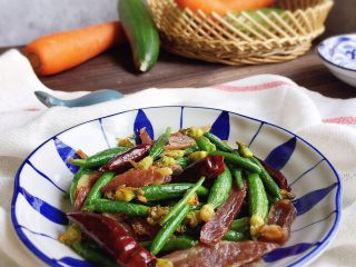 11、爆炒黄瓜苗火腿丝,完成。