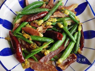 10、爆炒黄瓜苗火腿丝,翻炒均匀后就可以出锅了。