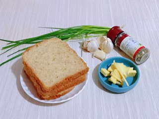 1、蒜香全麦吐司条,准备食材。