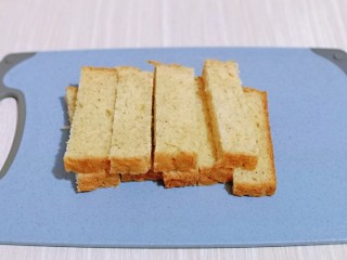 2、蒜香全麦吐司条,首先将全麦吐司切成条状，宽窄可以根据个人喜欢来。