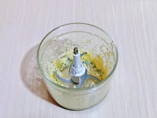 5、蒜香全麦吐司条,大蒜去皮，放入机器中搅成蒜蓉。