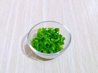 6、蒜香全麦吐司条,小葱去皮，洗干净，切葱花。(只用葱叶)